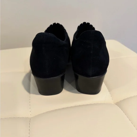 Munro black suede ankle booties - Picture 3 of 7
